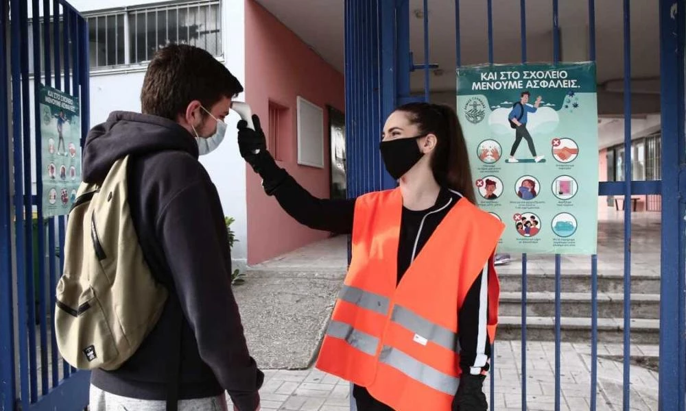 Μόσιαλος: Μάλλον θα πρέπει να ανοίξουν Γυμνάσια και Λύκεια τις επόμενες ημέρες